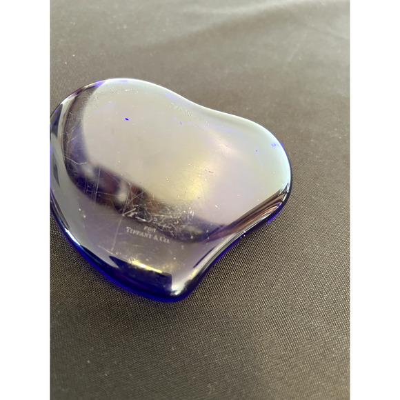 Tiffany & Co Elsa Peretti Signed Cobalt Blue Glass Heart Paperweight - Picture 5 of 6